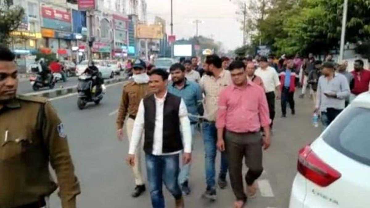 कोरोना योद्धा स्वास्थ्य कर्मियों को अपराधी की तरह बांधकर ले गई पुलिस, ये है पूरा मामला